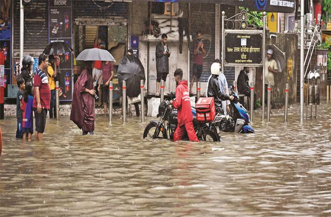 Heavy rains in Mumbai on Monday caused waterlogging in many places and caused inconvenience to the public.
